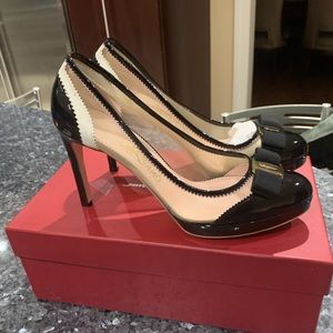 Ferragamo Nude & Black Patent Leather pumps